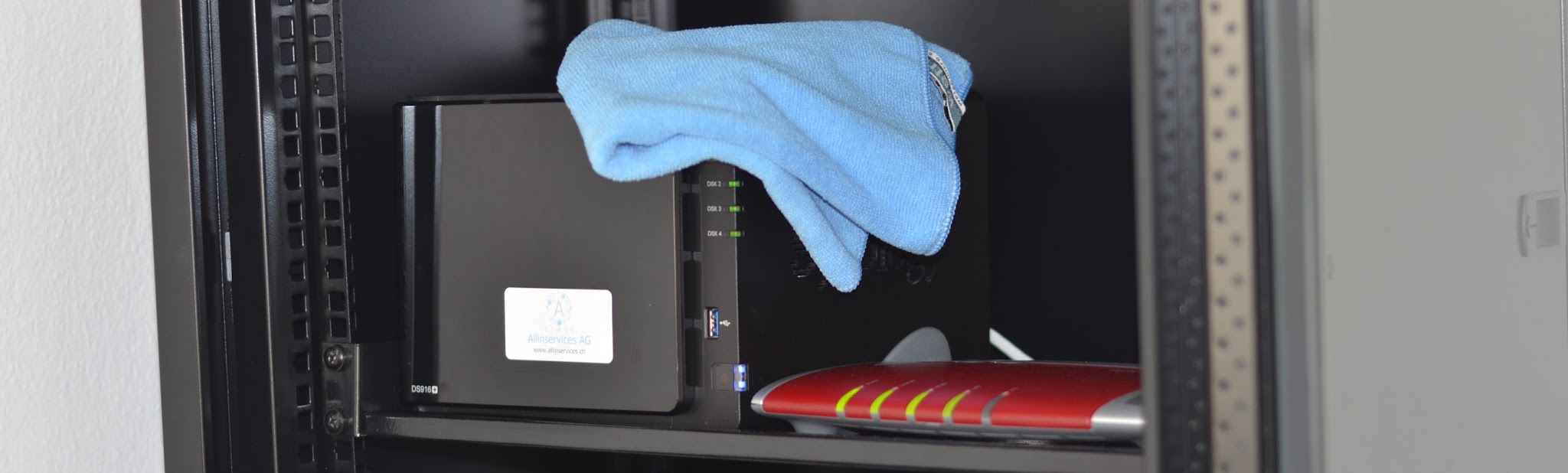 Serverschrank mit Netzwerkgerät und blauem Mikrofasertuch